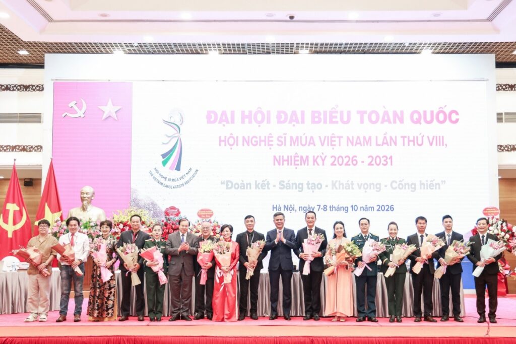 Ban Chấp hành Hội Nghệ sĩ Múa Việt Nam khóa VIII gồm 15 thành viên ra mắt Đại hội.