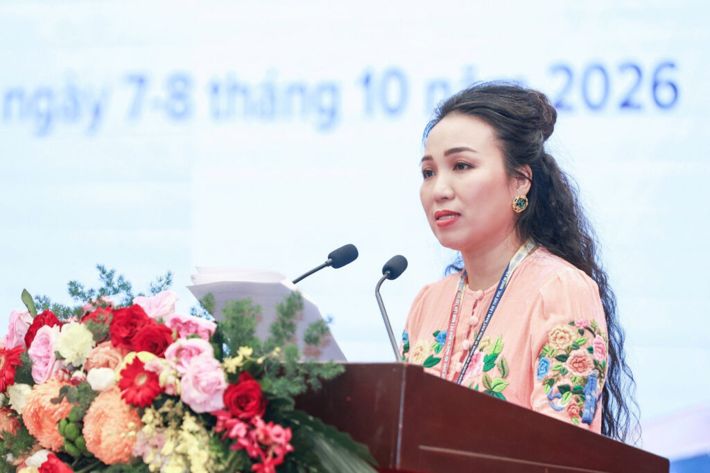 Biên đạo múa Nguyễn Thị Tuyết Minh, Phó Chủ tịch Thường trực Hội Nghệ sĩ múa Việt Nam trình bày báo cáo chính trị. Ảnh: Quang Vinh