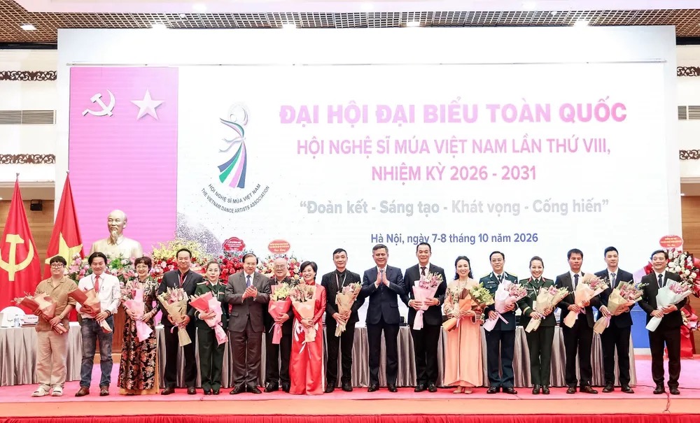 Phó Chủ tịch Ủy ban Trung ương MTTQ Việt Nam Trần Thắng tặng hoa chúc mừng Ban Chấp hành Hội Nghệ sĩ Múa Việt Nam nhiệm kỳ 2026-2031. Ảnh QUANG VINH