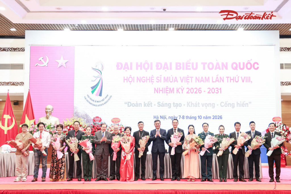 Phó Chủ tịch Ủy ban Trung ương MTTQ Việt Nam Trần Thắng tặng hoa chúc mừng Ban Chấp hành nhiệm kỳ 2026-2031. Ảnh: Quang Vinh.