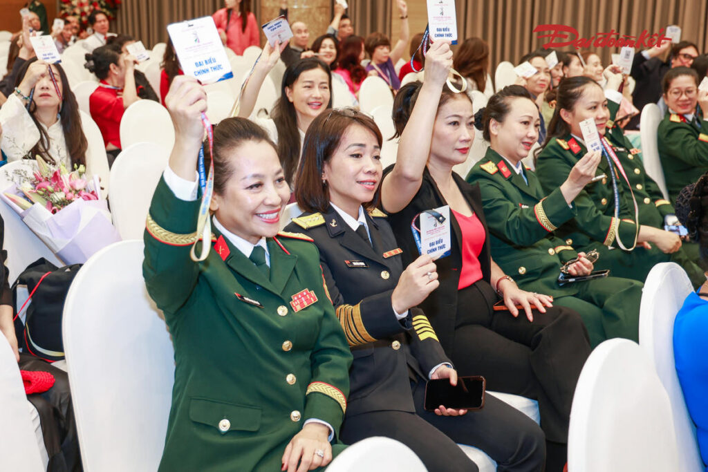 Các đại biểu biểu quyết tại Đại hội Đại biểu toàn quốc Hội Nghệ sĩ Múa Việt Nam lần thứ VIII, nhiệm kỳ 2026-2031. Ảnh: Quang Vinh.
